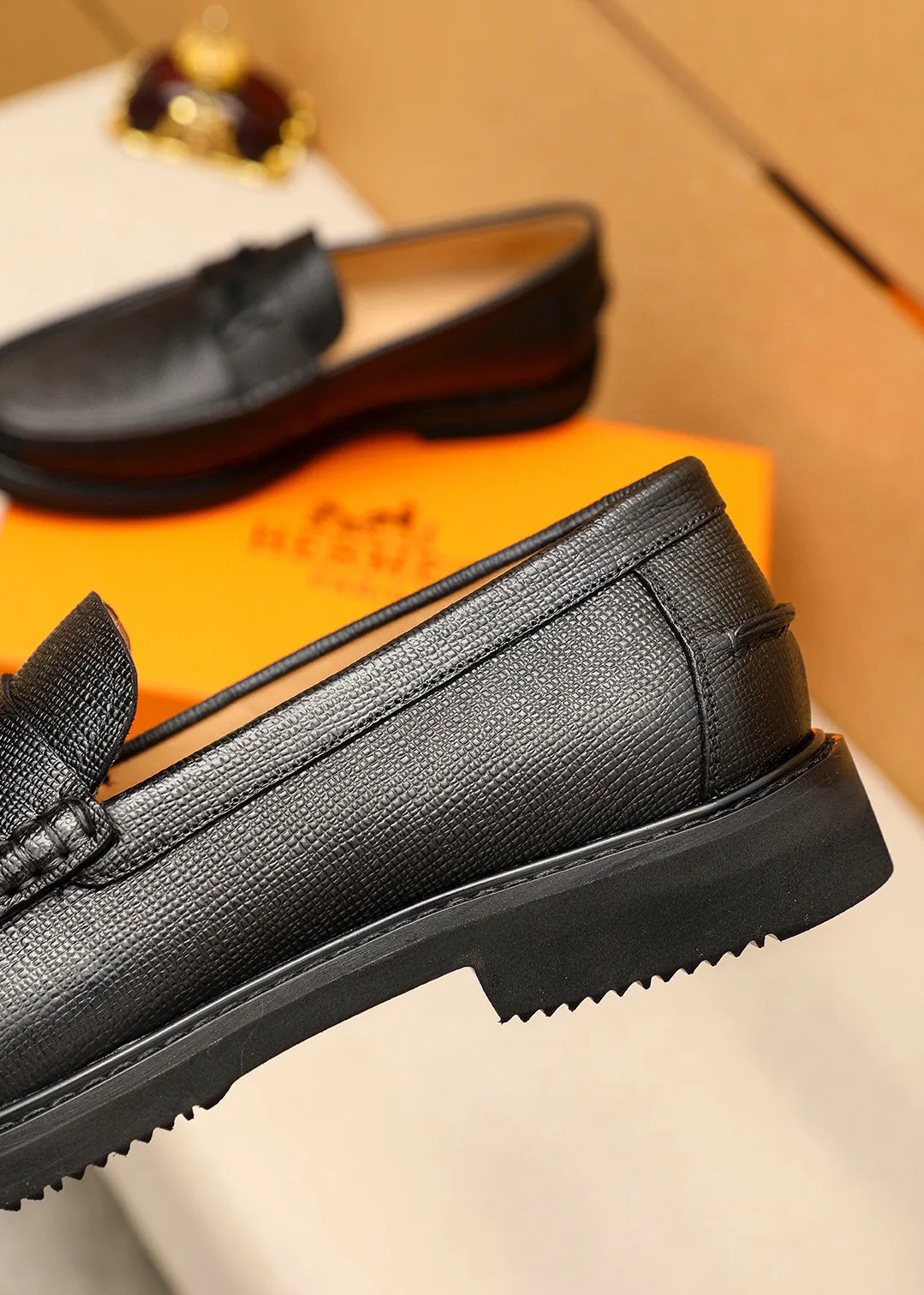 Men's shoes 💰460 💐 Product trademark: HERMES "Hermès" casual leather shoes Regular size: 39-44 (38.45🉑️customized) Product materials: Selected imported first-layer cross-grain cowhide upper + luxury hardware buckle, imported water-dyed cowhide lining. Strong three-dimensional visual effect, non-slip and wear-resistant rubber outsole Color: 4⃣️colors available